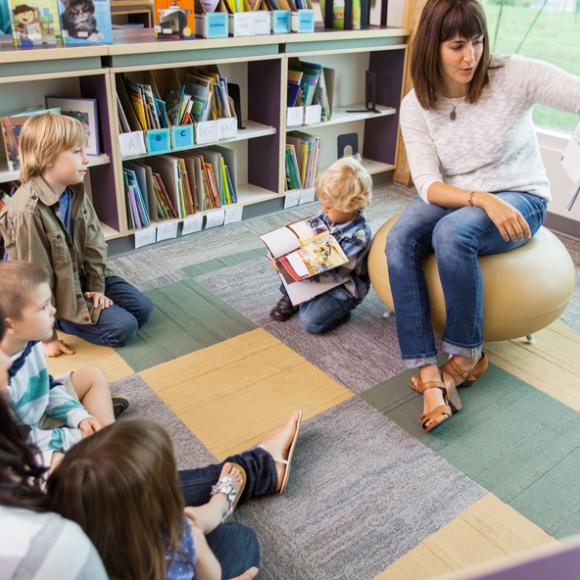 Vorlesen vor Kindern (c) TylerOlson - Fotolia.com Vorlesen vor Kindern