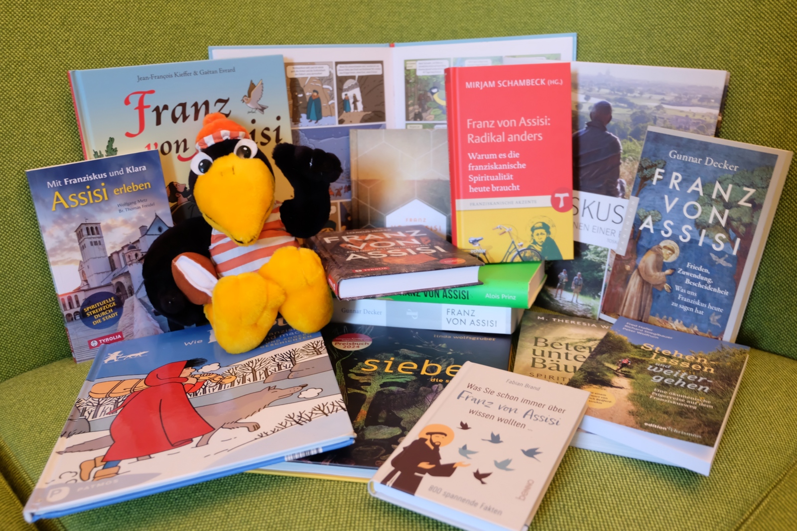 Fridolin präsentiert Bücher über Franz von Assisi