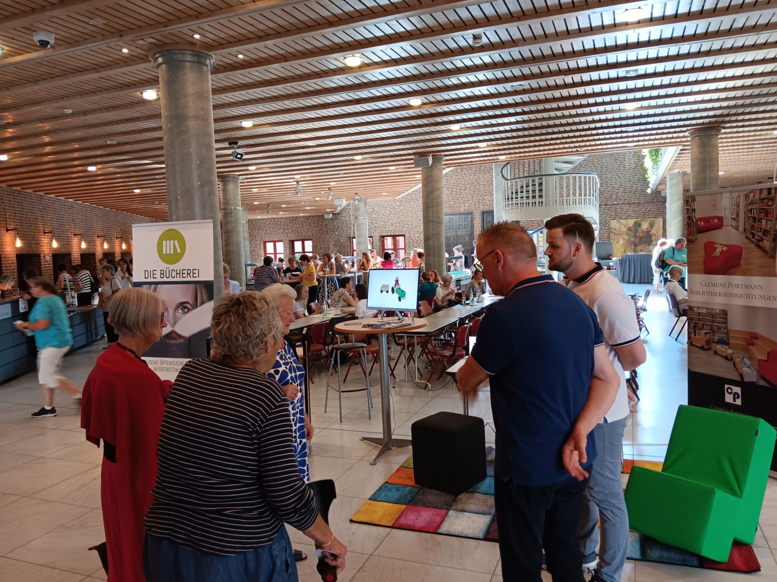 KÖB-Diözesantag 2024 Foyer mit Bibliotheksausstatter Portmann