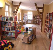 Kinderbücherei mit Bilderbuch-Lok Kinderbücherei mit Bilderbuch-Lok