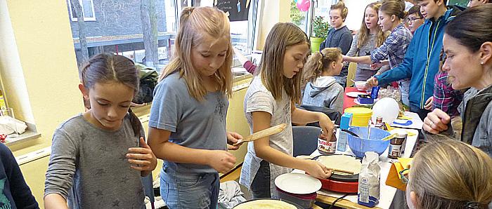 Seit nun fast 50 Jahren initiieren und unterstützen die Schüler, Eltern und Lehrer des Erzbischöflichen St. Ursula-Gymnasiums in Kooperation mit der Andheri-Hilfe Bonn e.V.