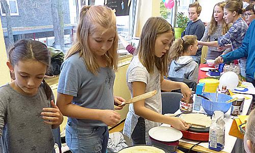 Seit nun fast 50 Jahren initiieren und unterstützen die Schüler, Eltern und Lehrer des Erzbischöflichen St. Ursula-Gymnasiums in Kooperation mit der Andheri-Hilfe Bonn e.V.