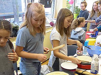 Seit nun fast 50 Jahren initiieren und unterstützen die Schüler, Eltern und Lehrer des Erzbischöflichen St. Ursula-Gymnasiums in Kooperation mit der Andheri-Hilfe Bonn e.V.