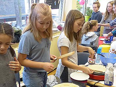 Seit nun fast 50 Jahren initiieren und unterstützen die Schüler, Eltern und Lehrer des Erzbischöflichen St. Ursula-Gymnasiums in Kooperation mit der Andheri-Hilfe Bonn e.V.