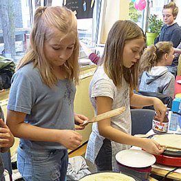 Seit nun fast 50 Jahren initiieren und unterstützen die Schüler, Eltern und Lehrer des Erzbischöflichen St. Ursula-Gymnasiums in Kooperation mit der Andheri-Hilfe Bonn e.V.