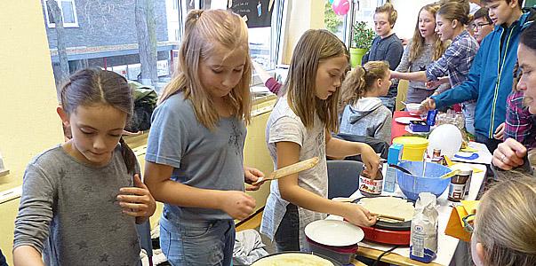 Seit nun fast 50 Jahren initiieren und unterstützen die Schüler, Eltern und Lehrer des Erzbischöflichen St. Ursula-Gymnasiums in Kooperation mit der Andheri-Hilfe Bonn e.V.