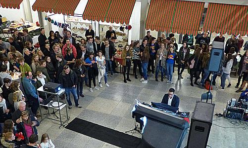 Seit nun fast 50 Jahren initiieren und unterstützen die Schüler, Eltern und Lehrer des Erzbischöflichen St. Ursula-Gymnasiums in Kooperation mit der Andheri-Hilfe Bonn e.V.