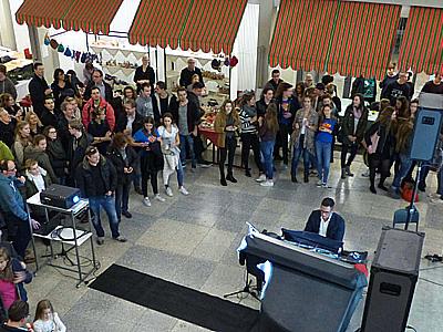 Seit nun fast 50 Jahren initiieren und unterstützen die Schüler, Eltern und Lehrer des Erzbischöflichen St. Ursula-Gymnasiums in Kooperation mit der Andheri-Hilfe Bonn e.V.