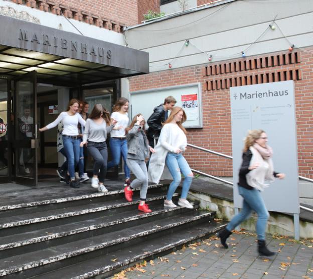 Erzb. Berufskolleg Neuss //Abt. Marienhaus Leiterin:  OStD' i. K. Esther Wolters