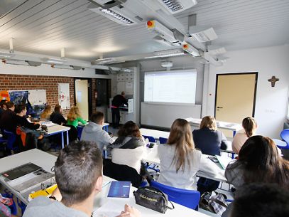 Erzb. St. Angela-Gymnasium | Leiterin: OStD' i. K. Carolin Neswadba