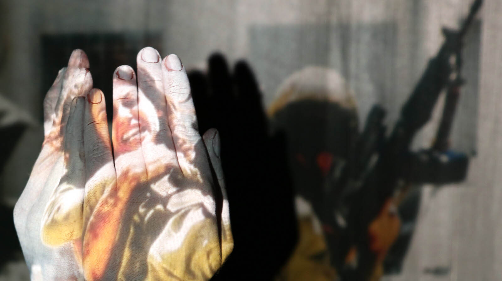 Hand mit Projektion Waffe