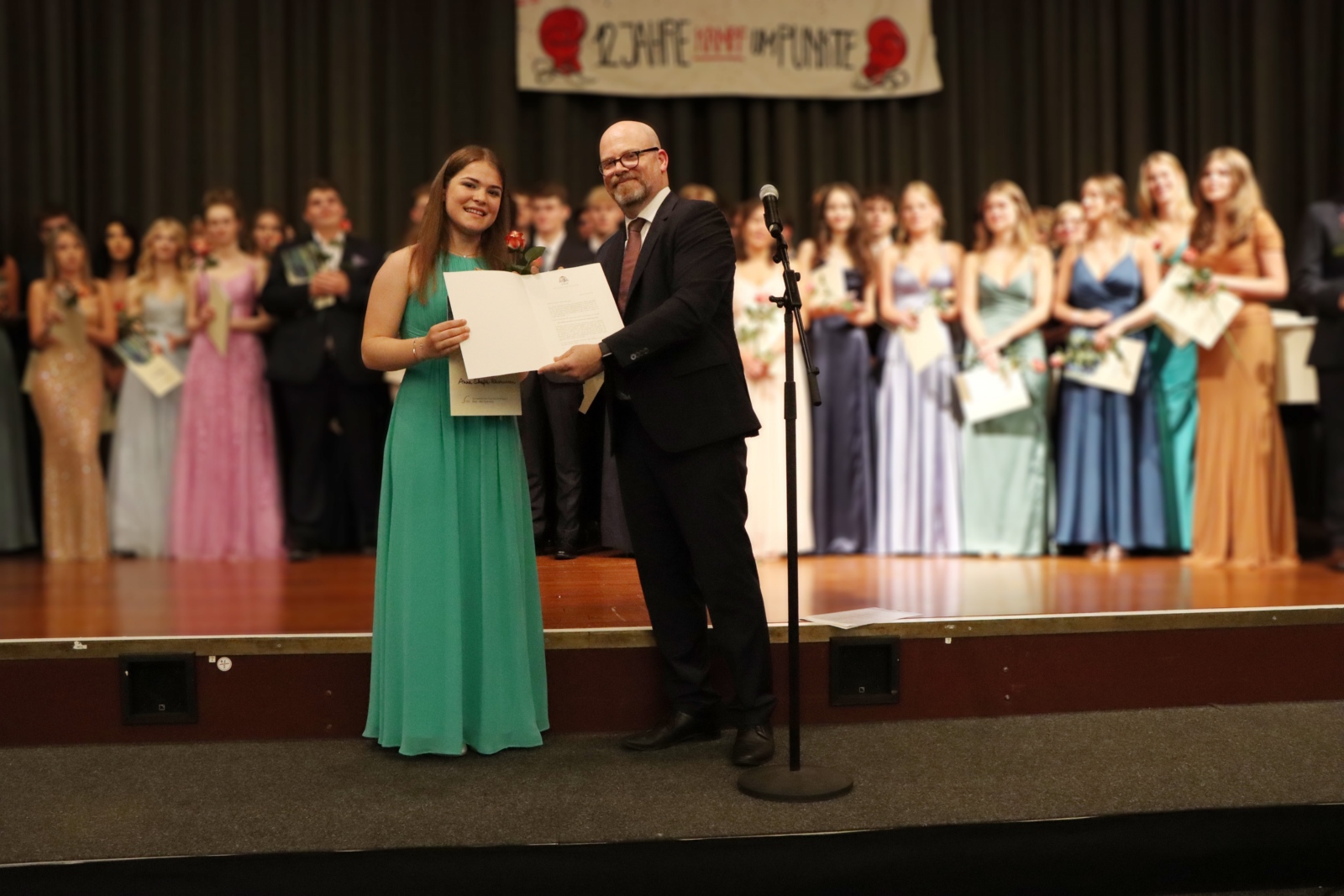 Anna Skafte-Rasmussen, Abiturientin am Erzbischöflichen Clara-Fey-Gymnasium Bonn, erhält für ihre Leistungen im 4. Fach den Abiturpreis ‚Katholische Religion‘. Die Verleihung durch den Schulleiter Christoph Dahmen hat am Freitag, 21. Juni 2024, im Rahmen der Abiturfeier und Zeugnisverleihung stattgefunden.