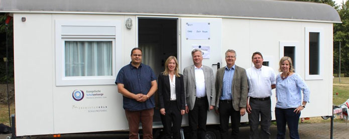 Über den fertig eingerichteten Schul-Bauwagen freuten sich mit ihnen Thomas Bruns (Pastoralreferent in der Schulpastoral des Erzbistums Köln), Landespfarrerin Sabine Lindemeyer, Leiterin der Fachstelle für Schulseelsorge in der EKiR, Superintendent Markus Zimmermann (Kirchenkreis Köln-Nord), Thomas vom Scheidt (Schulreferent im Evangelischen Kirchenverband Köln und Region), Benjamin Bizer, evangelischer Religionslehrer und Schulseelsorger und Jutta Reinke-Winkhold (katholische Religionslehrerin und Beauftragte für Schulpastoral)