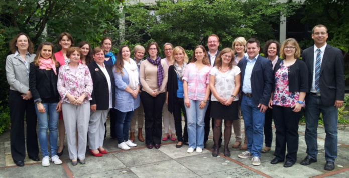 Teilnehmerinnen und Teilnehmer der Liturgieschulung 2013 und Leitung Julia Castor und Burkhard Hofer