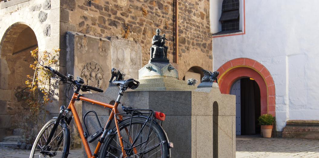 Fahrrad vor Kirche