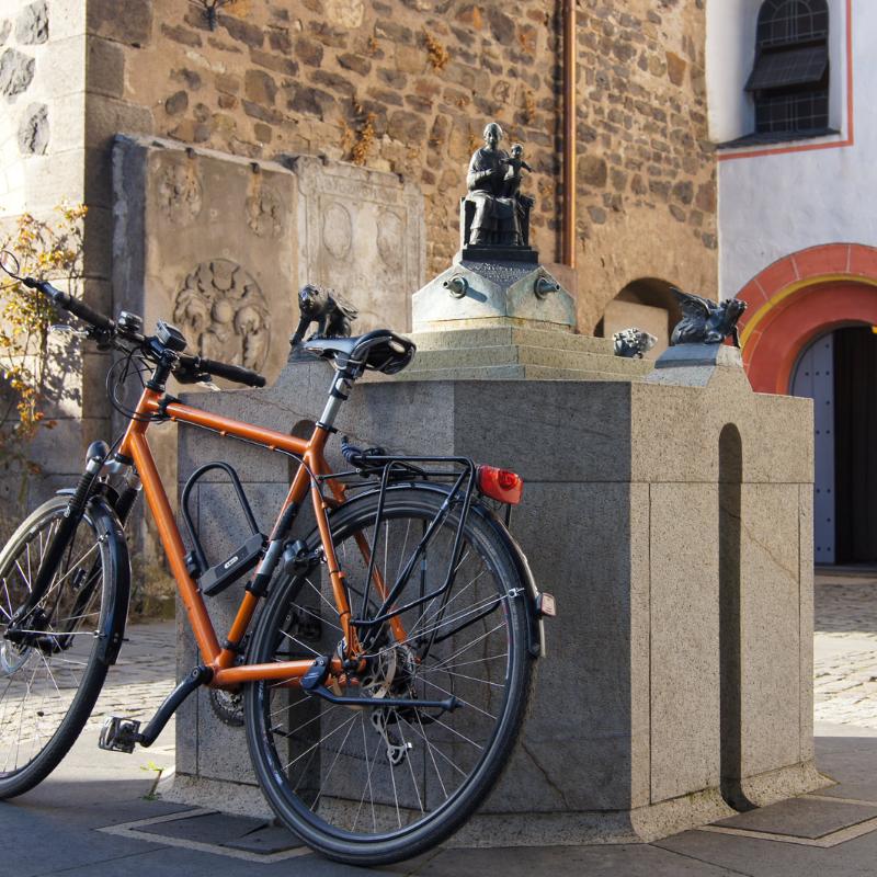 Fahrrad vor Kirche