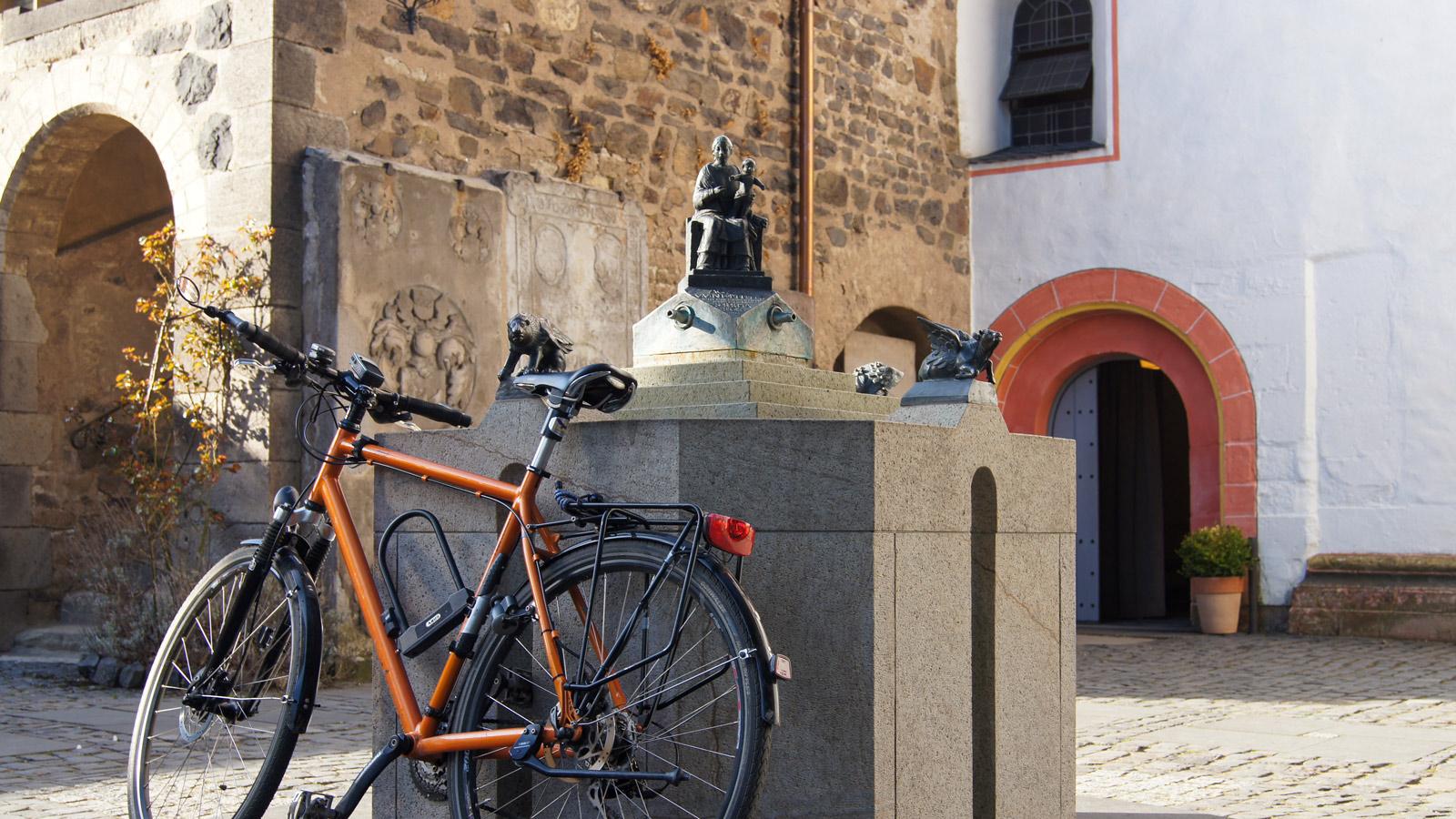Fahrrad vor Kirche