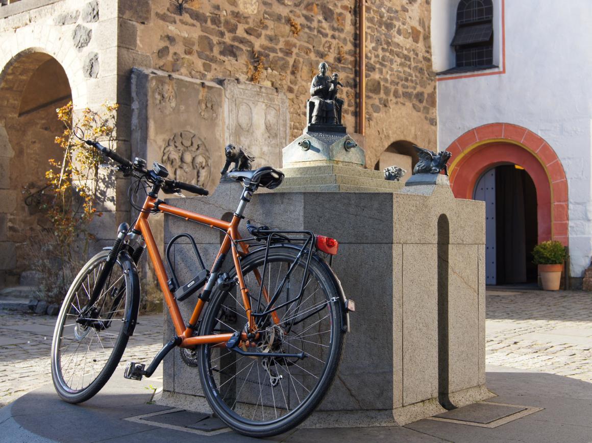 Fahrrad vor Kirche