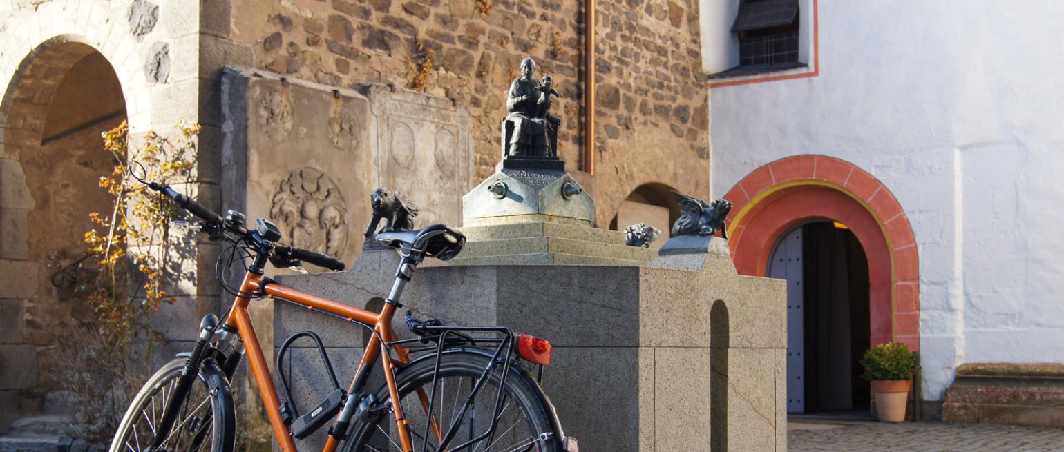 Fahrrad vor Kirche