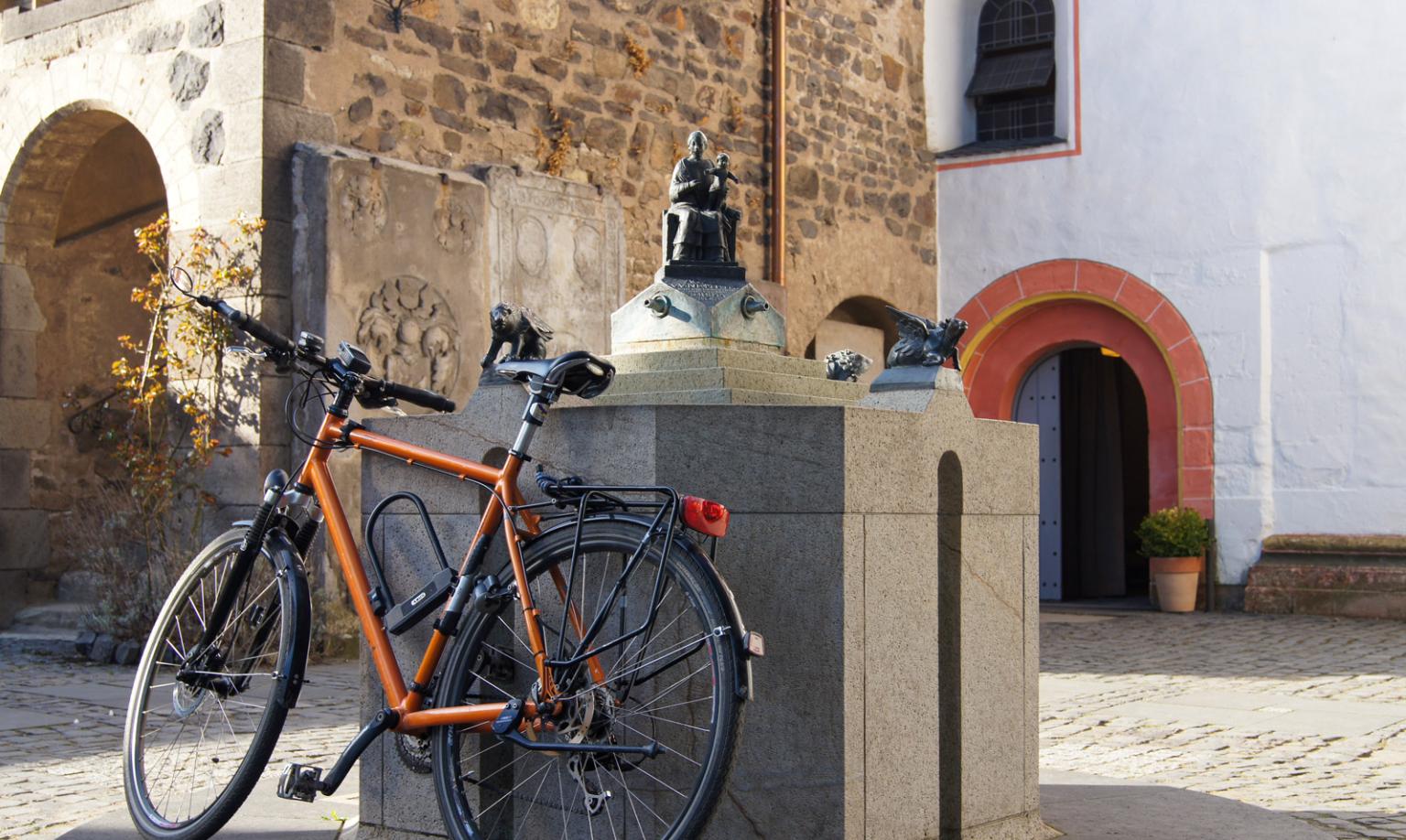 Fahrrad vor Kirche