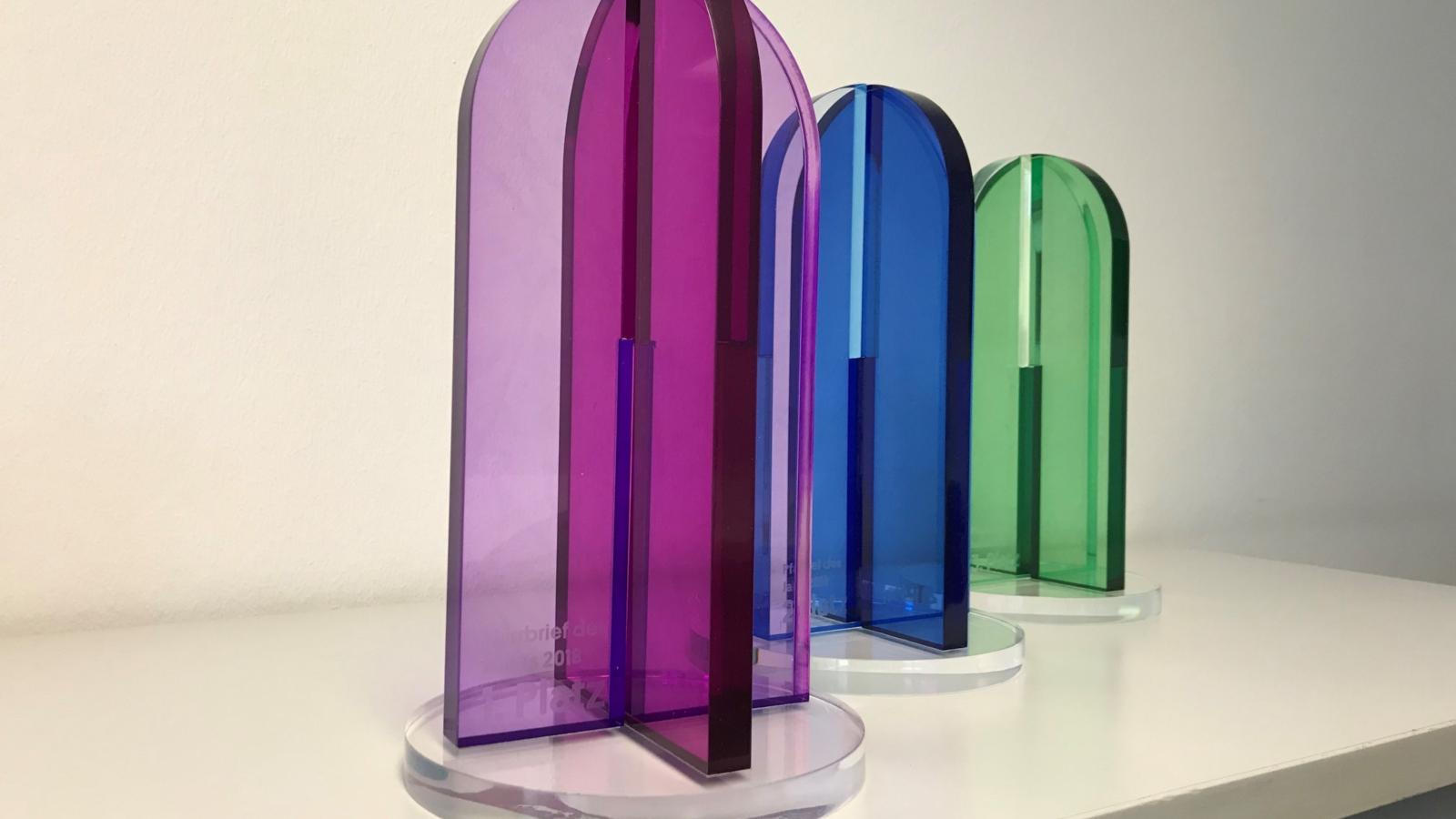 Statuetten für die Preisträger des Wettbewerbs 'Pfarrbrief des Jahres' im Erzbistum Köln