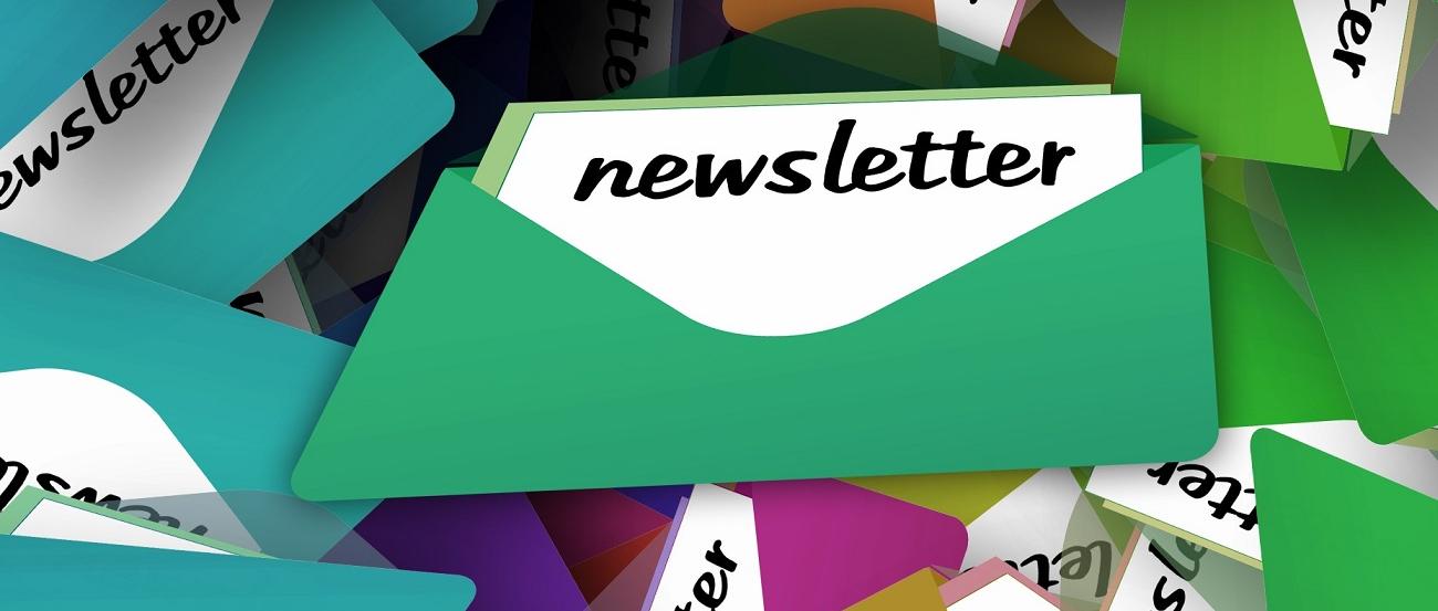 Briefumschläge mit 'Newsletter'-Schriftzug