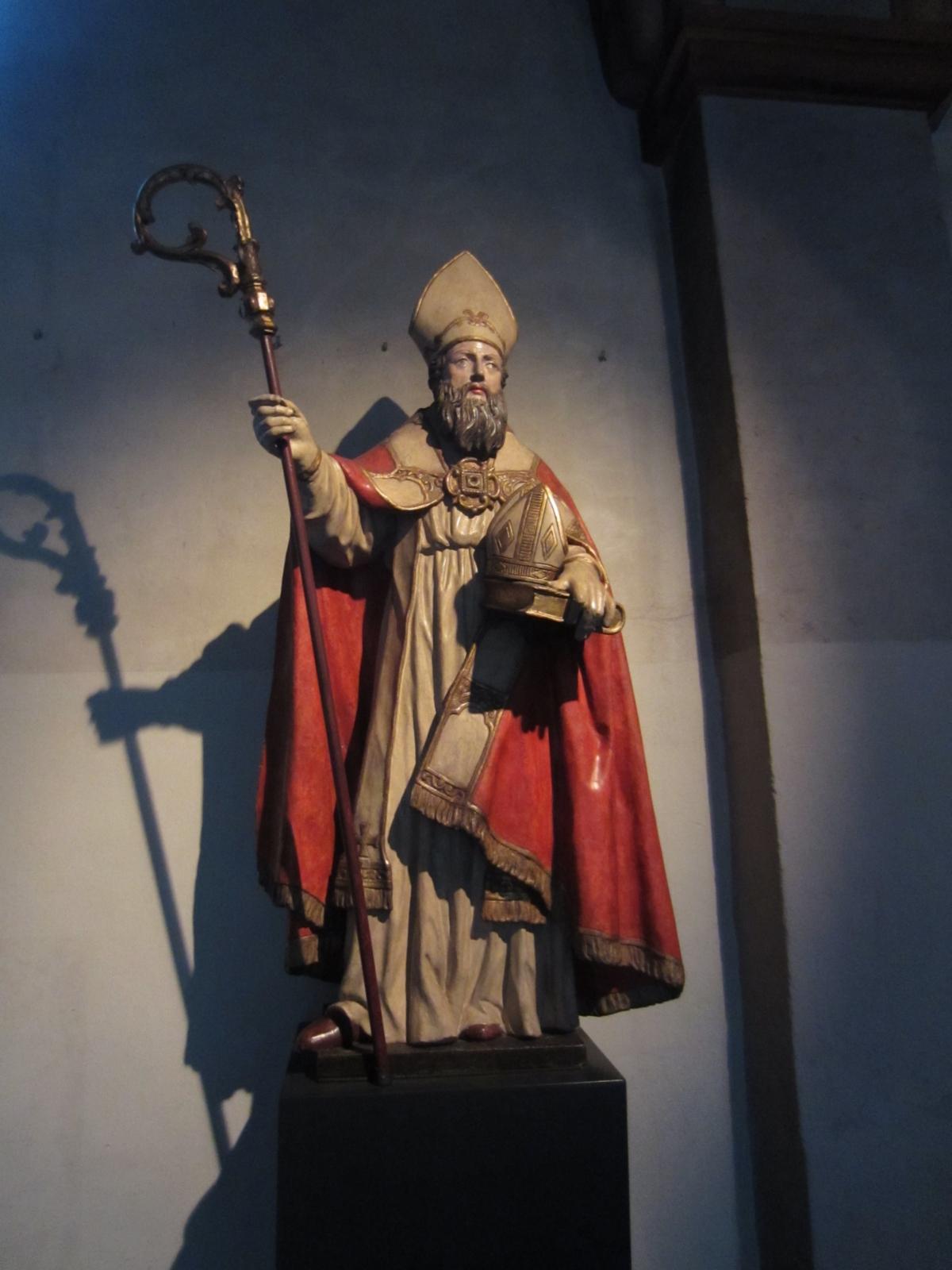 Figur des Hl. Maternus mit zwei Mitren als Zeichen für sein (angeblich) damaliges Innehaben von zwei Bischofsstühlen  Gemäß teils legendenhafter Überlieferung soll er zunächst Bischof von Trier gewesen sein, bevor er nach Köln kam. Dies wird von der Forschung aber weitgehend verworfen. Ebenso hat die Überlieferung von der Gründung des belgischen Bistums Tongeren durch Maternus wohl wenig mit der Realität zu tun.  Köln hat wahrscheinlich nie Gebeine des Maternus besessen, während in Trier Reliquien des heiligen Maternus um ca. 760 geschichtlich überliefert sind. Der sog. Bischofsstab des heiligen Maternus wird in der Kölner Domschatzkammer aufbewahrt und noch heute bei wichtigen kirchlichen Anlässen verwendet. Ex-Bild-DB-ID: 23508