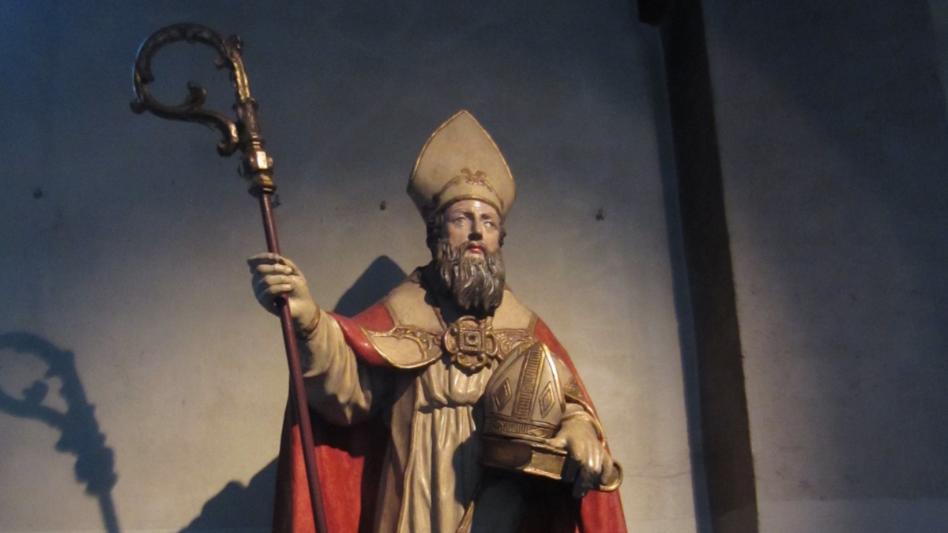 Figur des Hl. Maternus mit zwei Mitren als Zeichen für sein (angeblich) damaliges Innehaben von zwei Bischofsstühlen  Gemäß teils legendenhafter Überlieferung soll er zunächst Bischof von Trier gewesen sein, bevor er nach Köln kam. Dies wird von der Forschung aber weitgehend verworfen. Ebenso hat die Überlieferung von der Gründung des belgischen Bistums Tongeren durch Maternus wohl wenig mit der Realität zu tun.  Köln hat wahrscheinlich nie Gebeine des Maternus besessen, während in Trier Reliquien des heiligen Maternus um ca. 760 geschichtlich überliefert sind. Der sog. Bischofsstab des heiligen Maternus wird in der Kölner Domschatzkammer aufbewahrt und noch heute bei wichtigen kirchlichen Anlässen verwendet. Ex-Bild-DB-ID: 23508