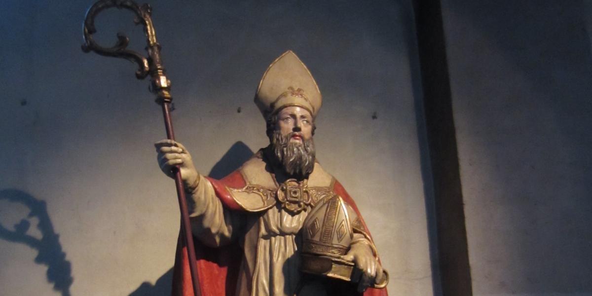 Figur des Hl. Maternus mit zwei Mitren als Zeichen für sein (angeblich) damaliges Innehaben von zwei Bischofsstühlen Gemäß teils legendenhafter Überlieferung soll er zunächst Bischof von Trier gewesen sein, bevor er nach Köln kam. Dies wird von der Forschung aber weitgehend verworfen. Ebenso hat die Überlieferung von der Gründung des belgischen Bistums Tongeren durch Maternus wohl wenig mit der Realität zu tun. Köln hat wahrscheinlich nie Gebeine des Maternus besessen, während in Trier Reliquien des heiligen Maternus um ca. 760 geschichtlich überliefert sind. Der sog. Bischofsstab des heiligen Maternus wird in der Kölner Domschatzkammer aufbewahrt und noch heute bei wichtigen kirchlichen Anlässen verwendet. Ex-Bild-DB-ID: 23508