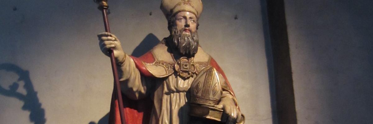 Figur des Hl. Maternus mit zwei Mitren als Zeichen für sein (angeblich) damaliges Innehaben von zwei Bischofsstühlen  Gemäß teils legendenhafter Überlieferung soll er zunächst Bischof von Trier gewesen sein, bevor er nach Köln kam. Dies wird von der Forschung aber weitgehend verworfen. Ebenso hat die Überlieferung von der Gründung des belgischen Bistums Tongeren durch Maternus wohl wenig mit der Realität zu tun.  Köln hat wahrscheinlich nie Gebeine des Maternus besessen, während in Trier Reliquien des heiligen Maternus um ca. 760 geschichtlich überliefert sind. Der sog. Bischofsstab des heiligen Maternus wird in der Kölner Domschatzkammer aufbewahrt und noch heute bei wichtigen kirchlichen Anlässen verwendet. Ex-Bild-DB-ID: 23508
