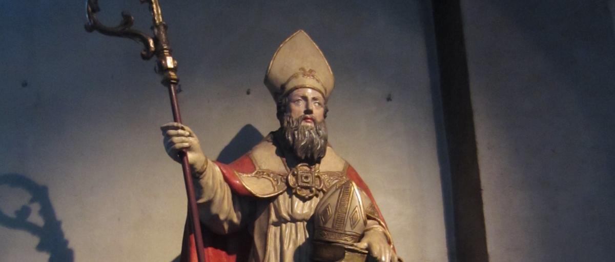 Figur des Hl. Maternus mit zwei Mitren als Zeichen für sein (angeblich) damaliges Innehaben von zwei Bischofsstühlen Gemäß teils legendenhafter Überlieferung soll er zunächst Bischof von Trier gewesen sein, bevor er nach Köln kam. Dies wird von der Forschung aber weitgehend verworfen. Ebenso hat die Überlieferung von der Gründung des belgischen Bistums Tongeren durch Maternus wohl wenig mit der Realität zu tun. Köln hat wahrscheinlich nie Gebeine des Maternus besessen, während in Trier Reliquien des heiligen Maternus um ca. 760 geschichtlich überliefert sind. Der sog. Bischofsstab des heiligen Maternus wird in der Kölner Domschatzkammer aufbewahrt und noch heute bei wichtigen kirchlichen Anlässen verwendet. Ex-Bild-DB-ID: 23508