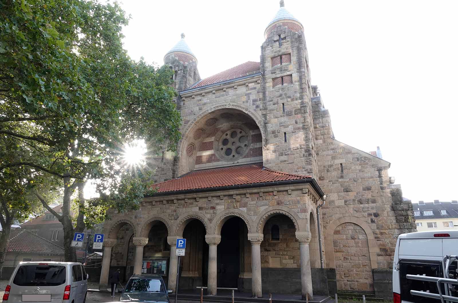 St. Maternus in der Kölner Neustadt-Süd, erbaut Mitte der 1950er-Jahre im neugotischen Stil.