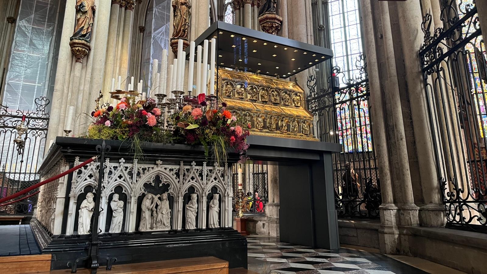 Zur Dreikönigswallfahrt 2022 ist der Hochaltar vor dem Dreikönigsschrein festlich mit Blumen und Kerzen geschmückt.