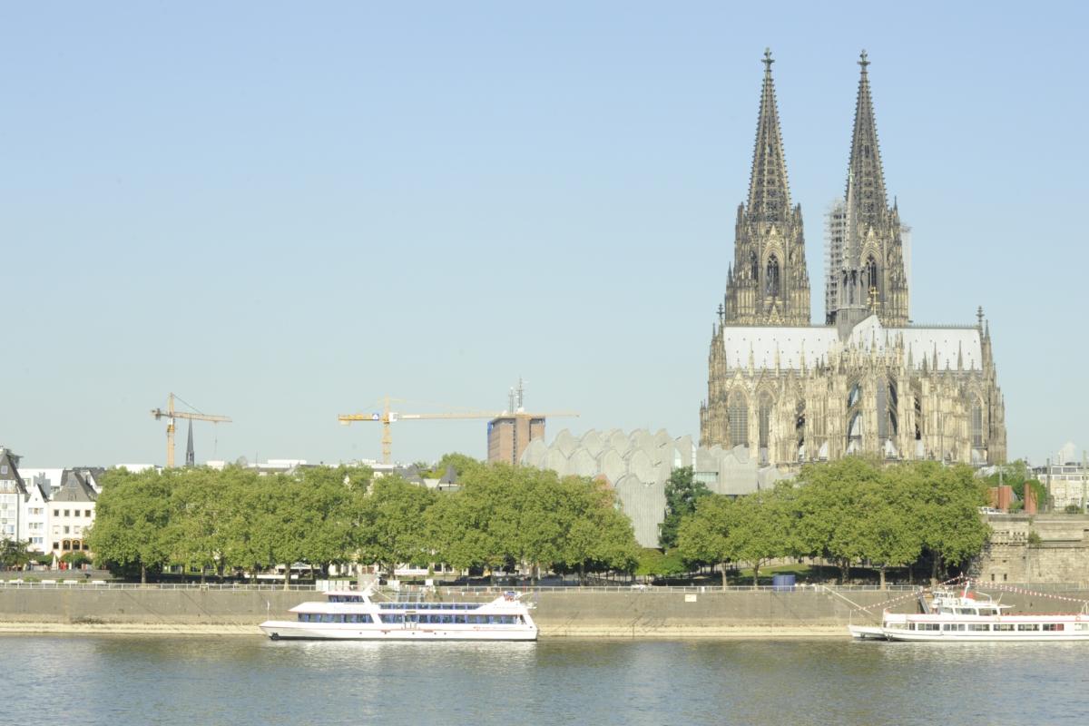 Ostseite Kölner Dom,
Rheinpromenade,