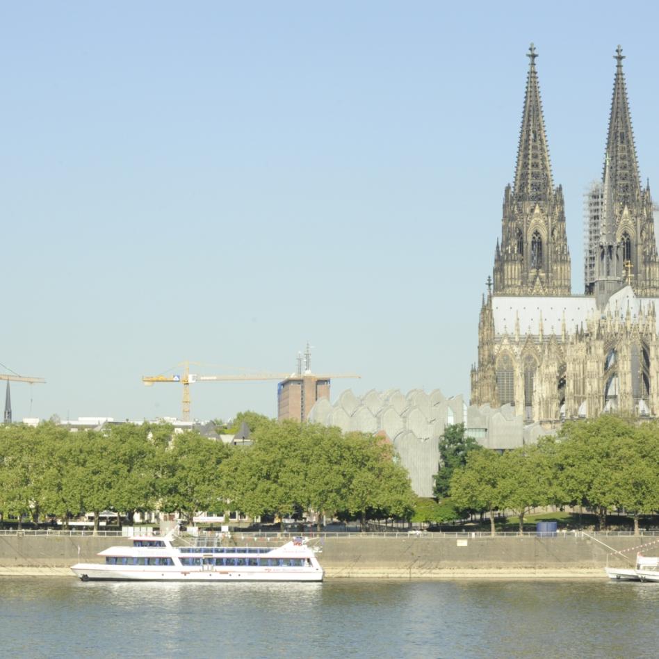 Ostseite Kölner Dom,
Rheinpromenade,