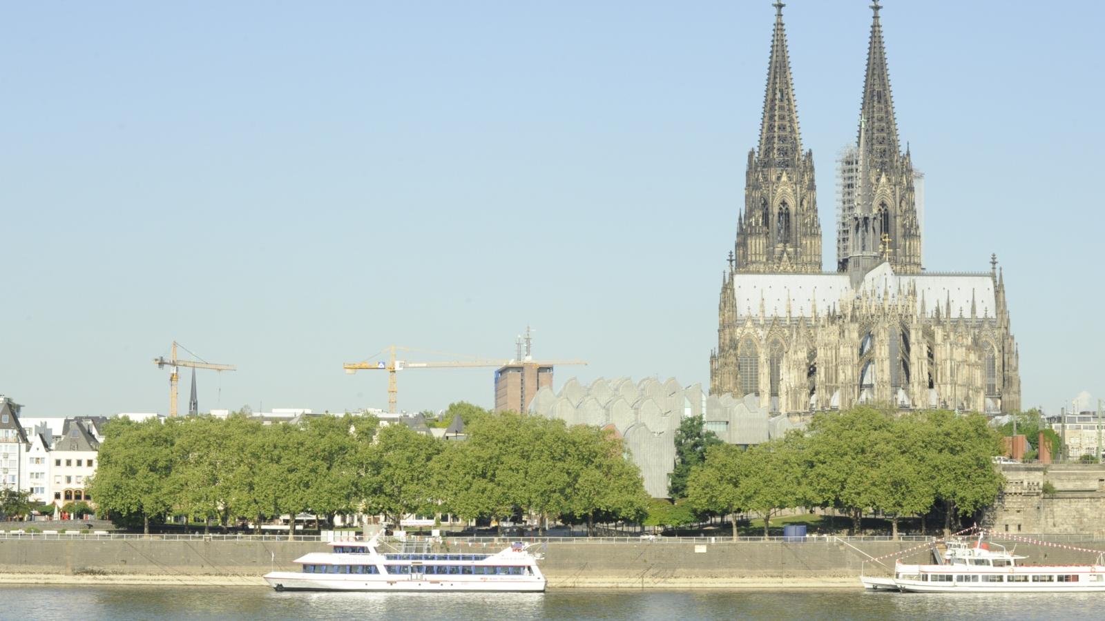 Ostseite Kölner Dom,
Rheinpromenade,