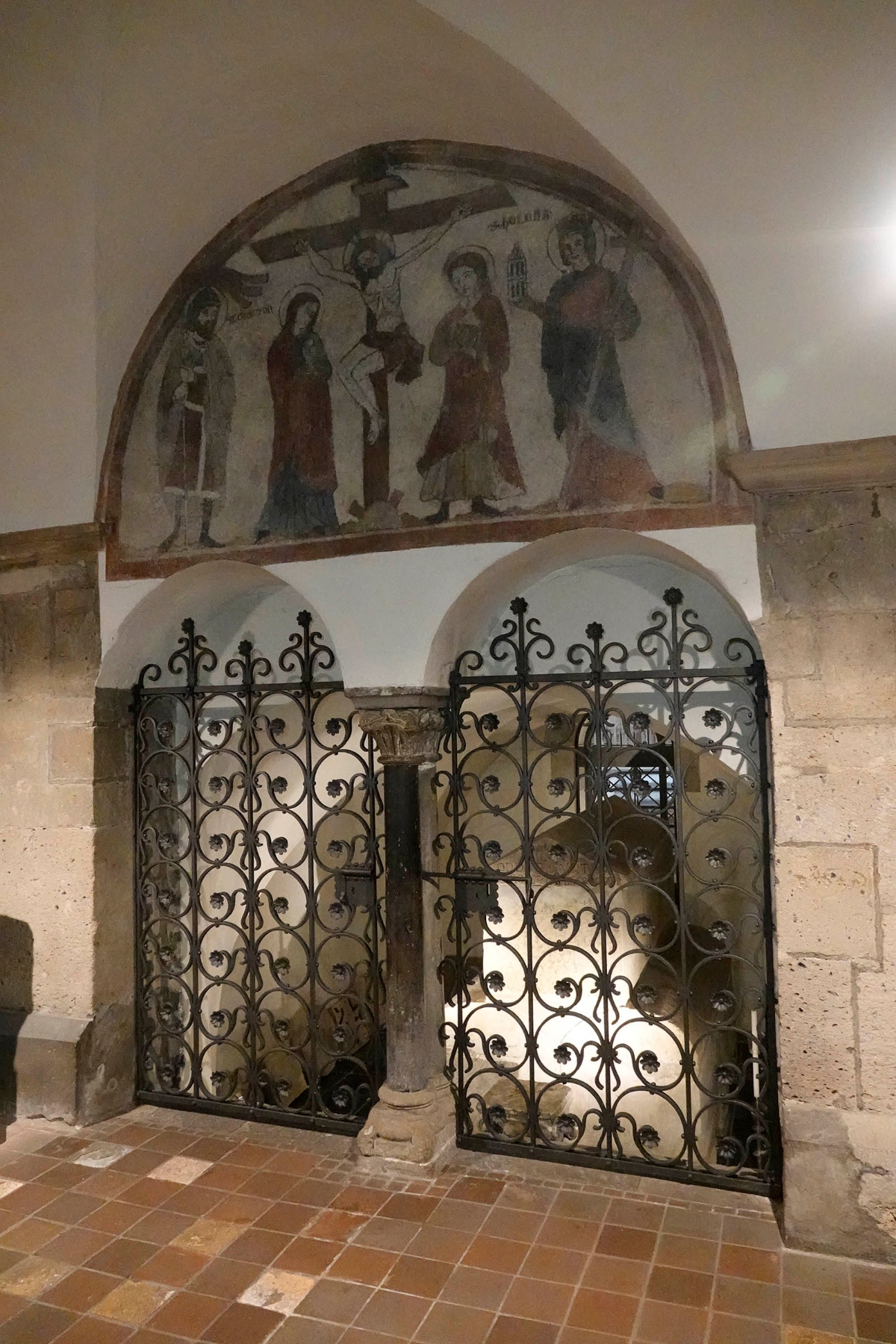 In der Krypta von St. Gereon, Köln steht der Sarkophag mit den Gebeinen des heiligen Gereon.