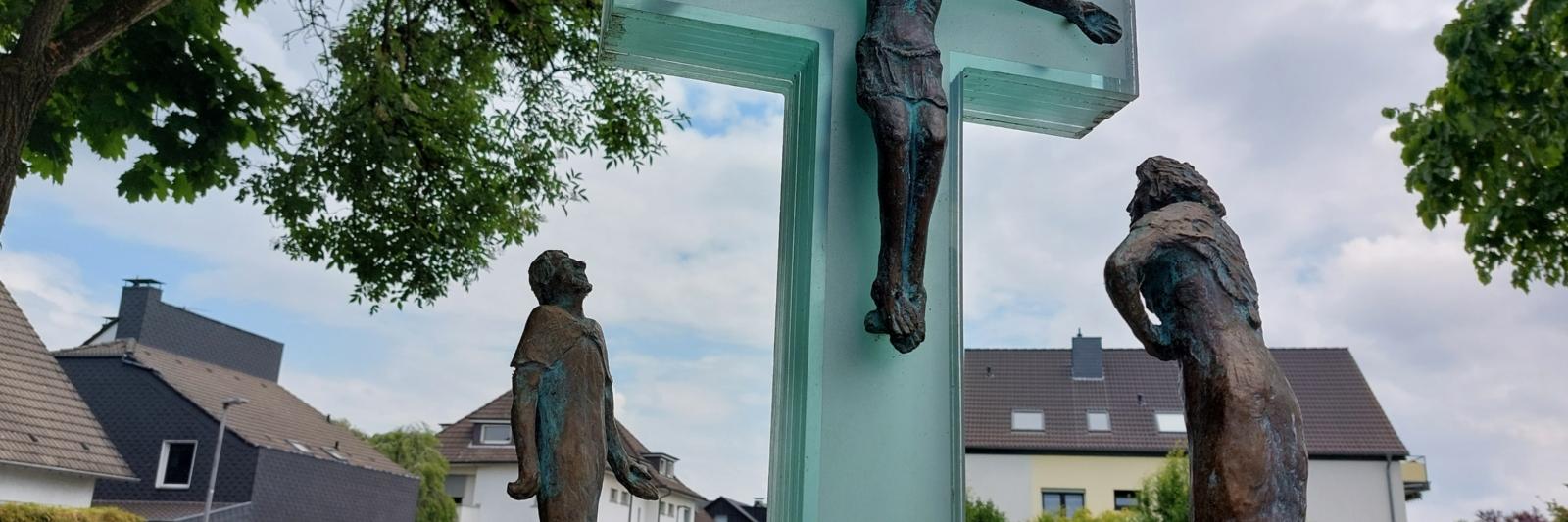 Wegekreuz im Bergisch Gladbacher Stadtteil Hebborn. Das Wegekreuz wurde 2022 neu aufgestellt. Gestaltet wurde ein Doppelkreuz aus Glas vom Hebborner Künstler Walter Jansen. Es nimmt die Kriegsopfer des zweiten Weltkriegs und die Opfer der Corona-Pandemie.