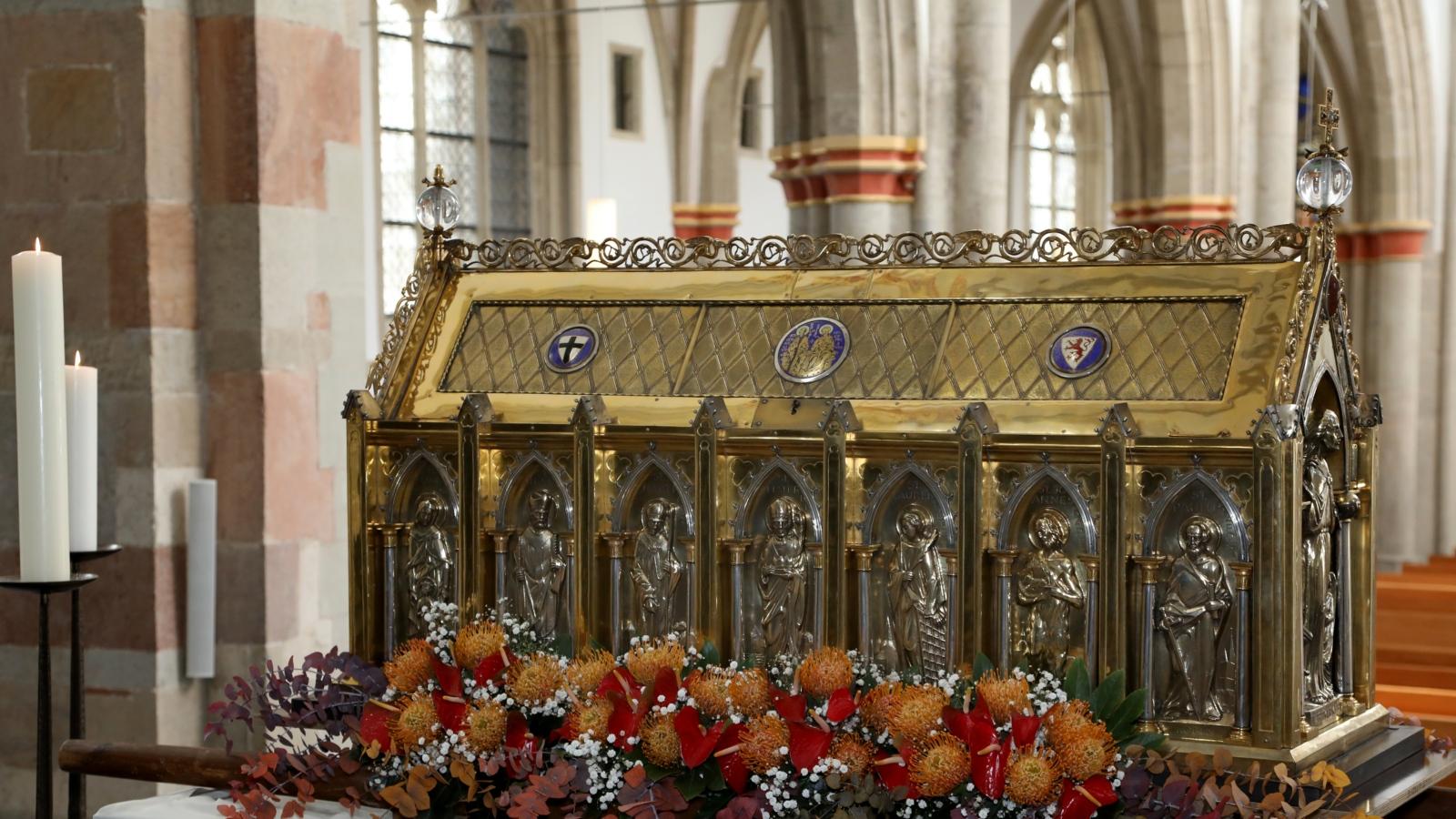 Die katholische Pfarrkirche St. Severin ist eine der zwölf romanischen Basiliken Kölns, deren Erhalt vom Förderverein Romanische Kirchen Köln unterstützt wird. Sie ist dem dritten Bischof von Köln, dem Heiligen Severin geweiht. Die Pfeilerbasilika St. Severin ist eine ehemalige Stiftskirche.   In der Severinskirche verbinden sich die Ursprünge christlichen Lebens in Köln mit dem Glaubensleben der Gegenwart. Gegründet im vierten Jahrhundert als Friedhofskapelle, wurde der Kirchenraum in den folgenden Jahrhunderten stetig erweitert und verändert. Hier wird deutlich, wie sich Kirche und Glaubensleben im Laufe der Zeit immer wieder gewandelt haben.  Severinsschrein Der 1819 angefertigte Schrein des heiligen Severin steht erhöht im hinteren Bereich des Hochchors von St. Severin. In diesem Schrein befinden sich die Gebeine des Heiligen.  1999 wurde dieser Schrein geöffnet und dessen Inhalt einer umfassenden Untersuchung unterzogen.  Foto: Silvia Bins 0221/1706610 chefin(at)fotostudiobins.de Ex-Bild-DB-ID: 27230