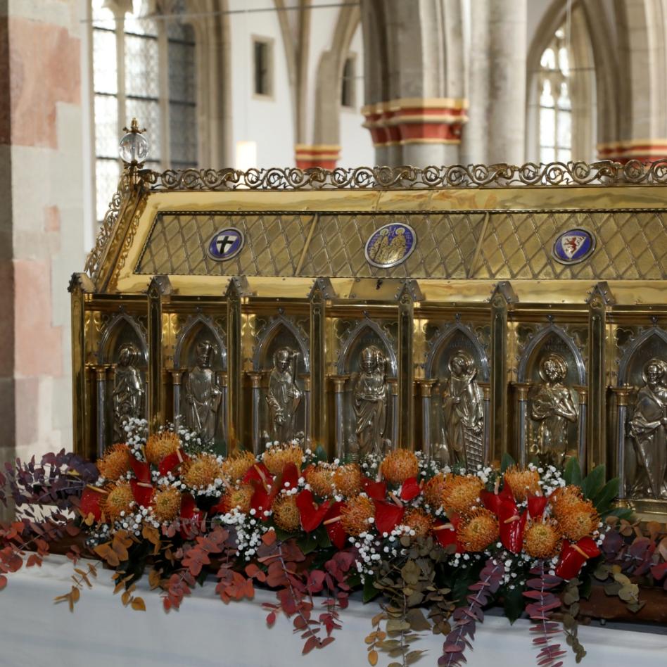 Die katholische Pfarrkirche St. Severin ist eine der zwölf romanischen Basiliken Kölns, deren Erhalt vom Förderverein Romanische Kirchen Köln unterstützt wird. Sie ist dem dritten Bischof von Köln, dem Heiligen Severin geweiht. Die Pfeilerbasilika St. Severin ist eine ehemalige Stiftskirche.   In der Severinskirche verbinden sich die Ursprünge christlichen Lebens in Köln mit dem Glaubensleben der Gegenwart. Gegründet im vierten Jahrhundert als Friedhofskapelle, wurde der Kirchenraum in den folgenden Jahrhunderten stetig erweitert und verändert. Hier wird deutlich, wie sich Kirche und Glaubensleben im Laufe der Zeit immer wieder gewandelt haben.  Severinsschrein Der 1819 angefertigte Schrein des heiligen Severin steht erhöht im hinteren Bereich des Hochchors von St. Severin. In diesem Schrein befinden sich die Gebeine des Heiligen.  1999 wurde dieser Schrein geöffnet und dessen Inhalt einer umfassenden Untersuchung unterzogen.  Foto: Silvia Bins 0221/1706610 chefin(at)fotostudiobins.de Ex-Bild-DB-ID: 27230