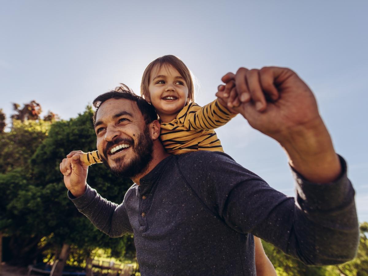 Vater mit Kind auf den Schultern