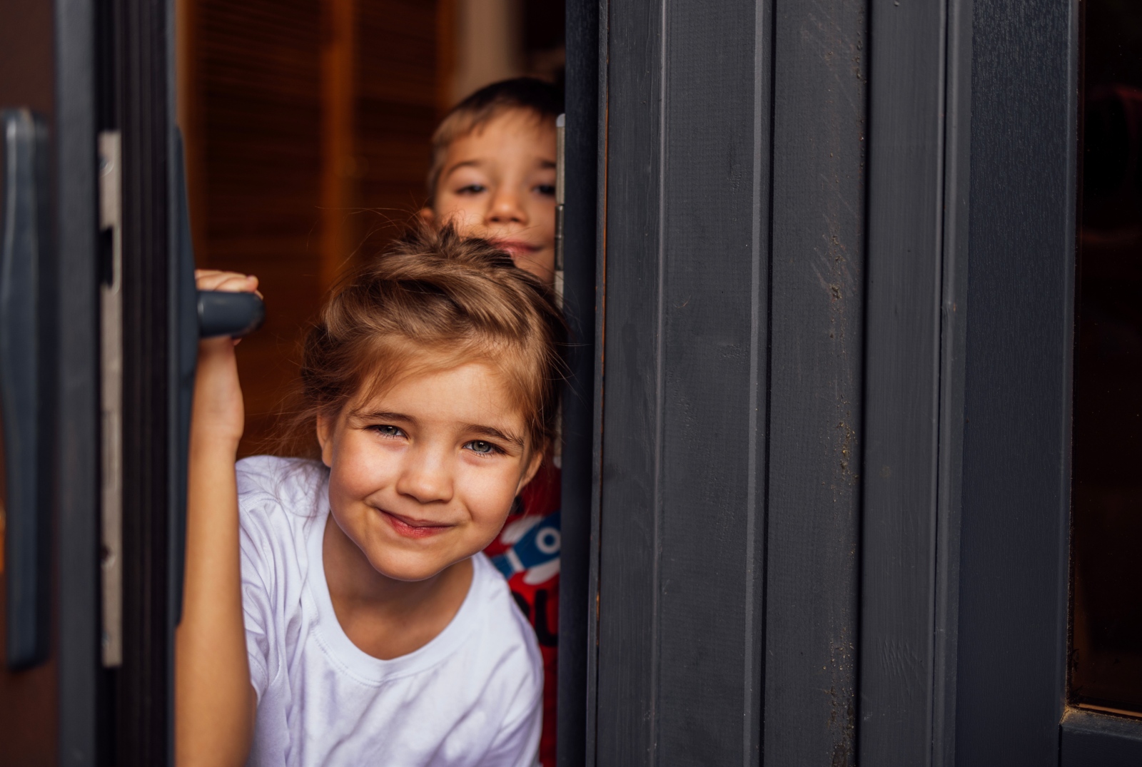 Kinder schauen zur Tür raus