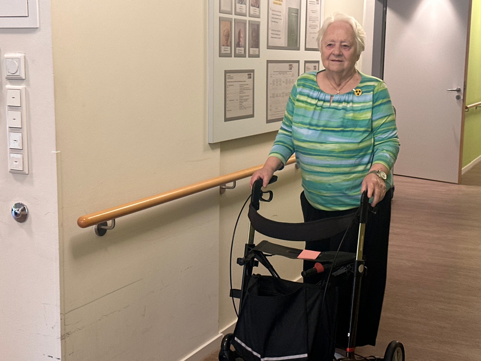 Diana Haß mit Rollator