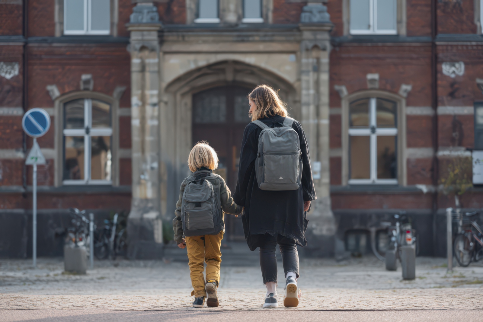 Mutter mit Kind vor der Schule