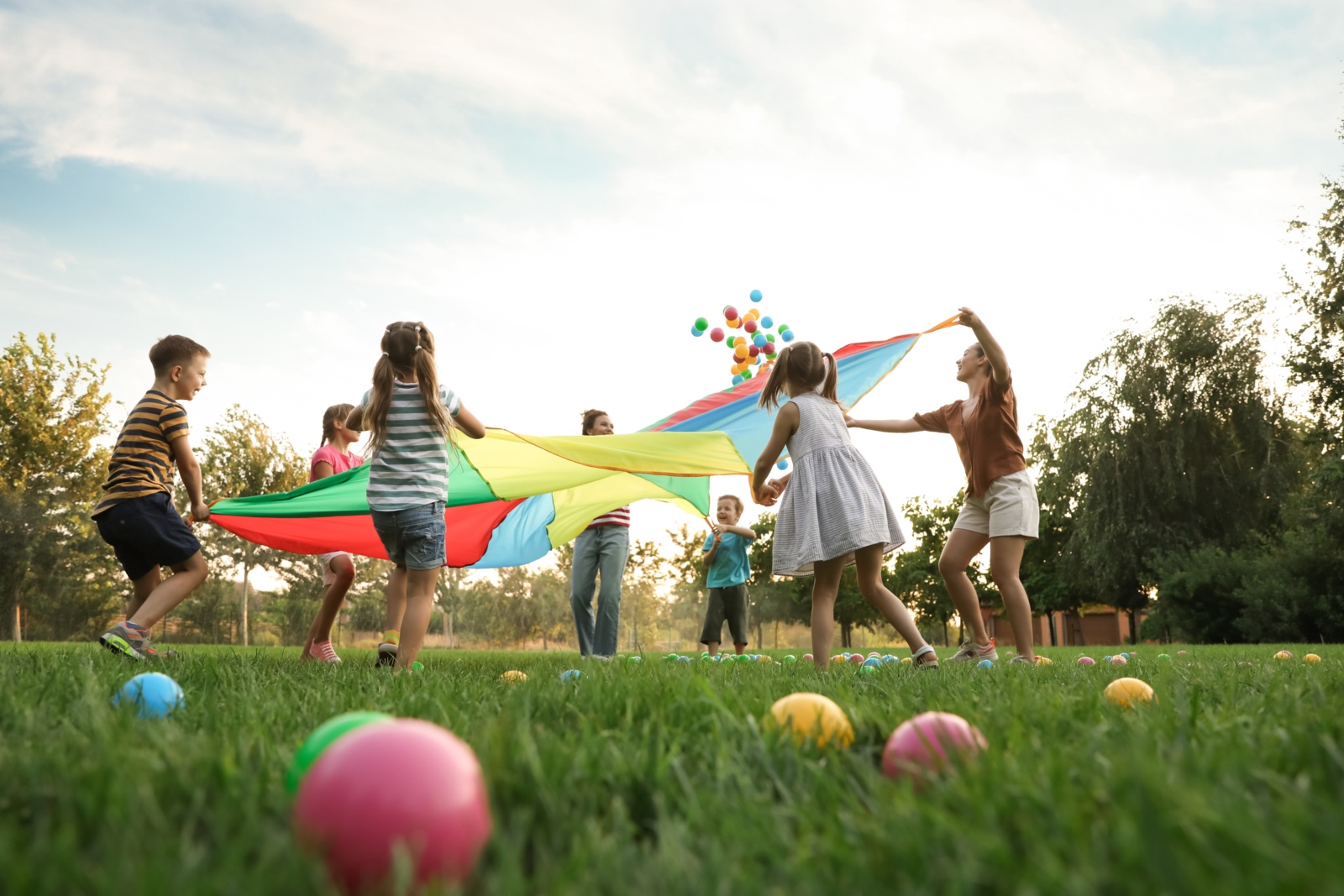 Spielende Kinder mit einem Tuch