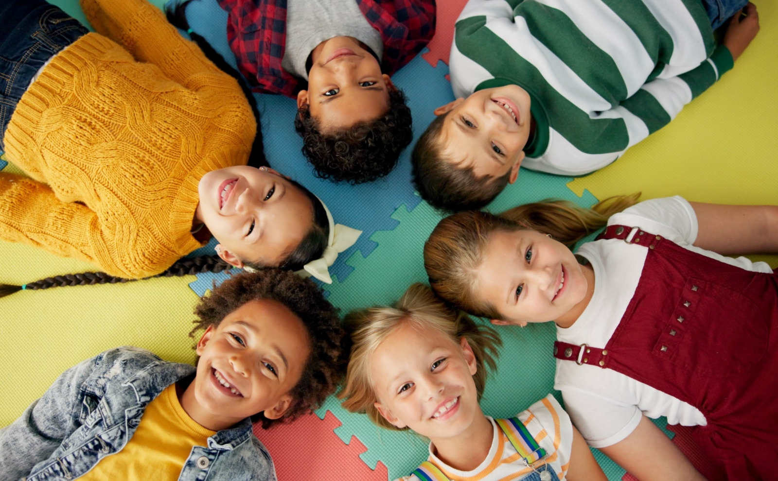 Kinder liegen auf dem Boden