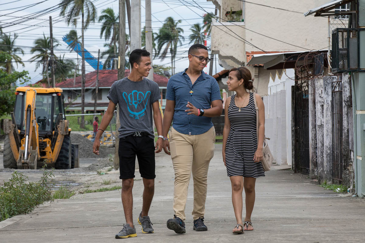 Yithzak Yerel mit Edilsa und einem Kollegen auf der Straße in Colón