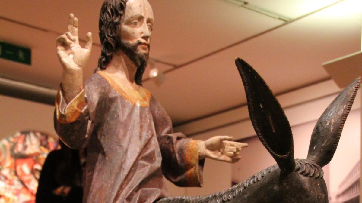Darstellung des Einzugs Jesu in Jerusalem Was ist die Bedeutung des triumphalen Einzugs nach Jerusalem? Antwort: Der Einzug in Jerusalem oder auch genannt der triumphale Einzug ist das Ankommen von Jesus in Jerusalem, den Tag den wir heute als Palmsonntag bezeichnen, der Sonntag vor der Kreuzigung (Johannes 12,1 & 12). Der Bericht über den Einzug in Jerusalem ist einer der wenigen Ereignisse im Leben Jesus, welches in allen vier der Evangelien geschrieben steht (Matthäus 21,1-17; Markus 11,1-11; Lukas 19,29-40; Johannes 12,12-19). Wenn man diese vier Berichterstattungen zusammennimmt, wird die Bedeutung dieses Ereignisses klar, nicht nur für die Menschen zu der Zeit von Jesus, sondern auch für Christen durch die Geschichte hinweg. Wir feiern Palmsonntag, um uns an dieses bedeutsame Ereignis zu erinnern. Ex-Bild-DB-ID: 10316