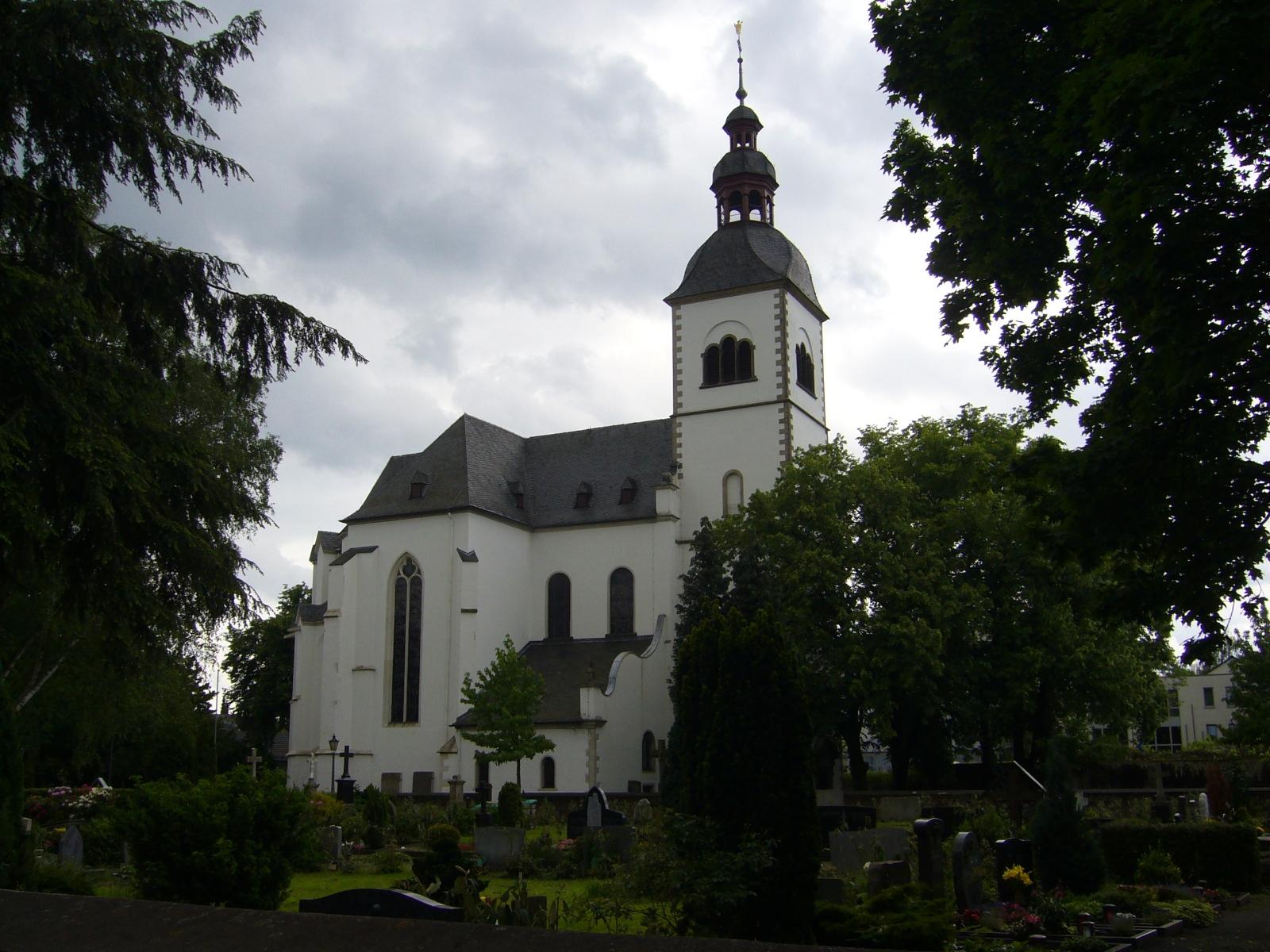 Kirche St. Adelheid Bonn Vilich Bis heute gibt es eine Adelheidis-Wallfahrt nach Pützchen, auf die auch die Großkirmes „Pützchens Markt“ im September jeden Jahres zurückgeht. An Adelheids Gedenktag wird das traditionelle „Dohlenbrot“ als Erinnerung an ihre Armenspeisung gebacken. Wegen ihrer Bedeutung als Wohltäterin der Armen sind die Attribute der Adelheid Stab und Weinkrug, manchmal auch Stab und Brot. Sie ist Patronin gegen Augenleiden. Ex-Bild-DB-ID: 4261