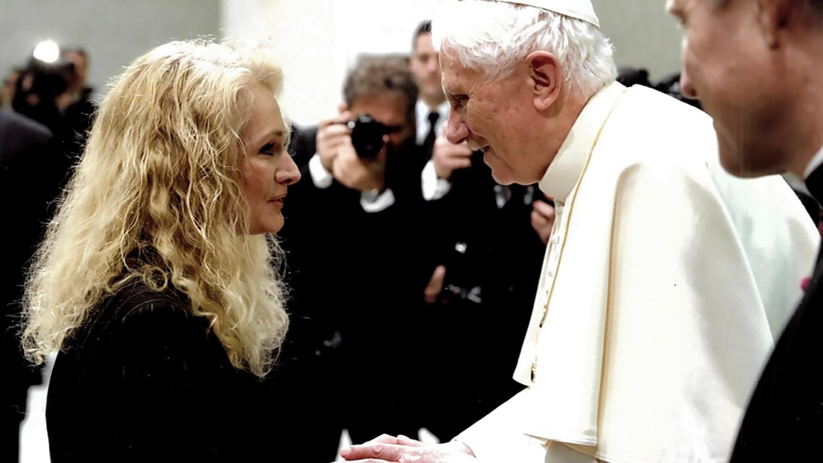Nicole bei einer Audienz mit dem emeritierten Papst Benedikt XVI. (2011)